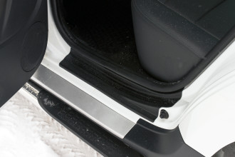 Накладки на внутренние пороги дверей Вариант 2 для Renault Duster I 2010-2014, шагрень / Рено Дастер