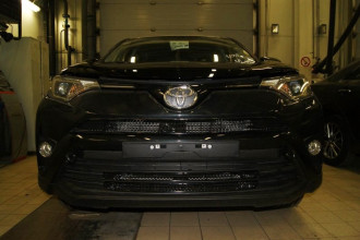 Сетка на бампер внешняя для TOYOTA RAV 4 2015-2019, 3 шт., черн., 15 мм, для автомобилей без камеры / Тойота Рав 4