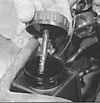  Проверка уровня жидкости в системе усилителя рулевого управления Ford Scorpio
