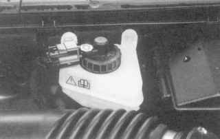 Устройство для подъема двигателя и привода при вывешивании двигателя