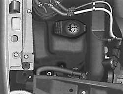  Проверка уровня жидкости стеклоомывателя Volkswagen Golf IV
