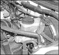  Проверка уровня масла и жидкостей Mazda 626