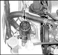  Проверка уровня жидкости системы гидроусиления рулевого управления Mazda 626