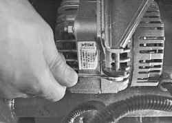 Проверка натяжения ремня привода генератора