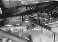  Проверка уровня масла в механической коробке передач Mercedes-Benz W124