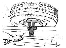 Положение запасного колеса на бортовом автомобиле с грузовой платформой (установлено под платформой)