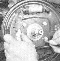  Замена башмаков барабанных тормозных механизмов задних колес Nissan Maxima QX