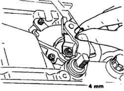 3.5г При регулировке переключателя на полноприводных автомобилях 1987 - 88 г.г. пропустите пруток через отверстия в переключателе и рычаге селектора