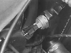  Проверка, снятие и установка электрических датчиков системы охлаждения Opel Kadett E