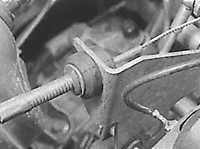  Снятие, установка и регулировка троса акселератора Opel Kadett E