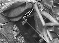  Снятие и установка троса акселератора Opel Kadett E