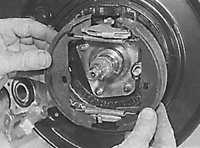  Замена тормозных колодок ручного тормоза на задних дисковых тормозах Opel Kadett E