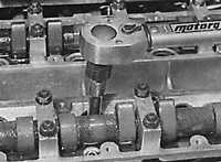  Монтаж головки блока цилиндров на двигателе, установленном   в автомобиле Opel Vectra A