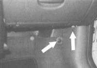  Снятие и установка боковой облицовки ножного колодца переднего пассажира Opel Corsa