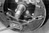  Снятие, осмотр и установка барабанов задних тормозных механизмов Renault Megane