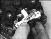  Осмотр и замена регулятора и щеток генератора Saab 9000