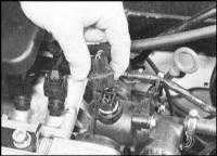  Снятие и установка головки цилиндров в сборе с впускным трубопроводом и выпускным коллектором Skoda Felicia