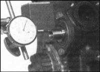  Снятие и установка промежуточного вала (дизельный двигатель) Skoda Felicia