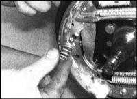  Замена башмаков барабанных тормозных механизмов задних колес Skoda Felicia