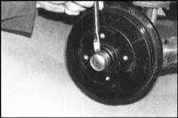  Снятие, проверка состояния и установка барабанов тормозных механизмов задних колес Skoda Felicia