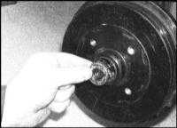  Снятие, проверка состояния и установка барабанов тормозных механизмов задних колес Skoda Felicia