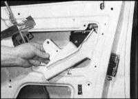  Снятие и установка дверных ручек и компонентов замка Skoda Felicia
