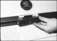 Снятие, установка и регулировка компонентов замка двери задка Skoda Felicia