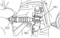  Снятие, обслуживание и установка тросовой тяги привода переключения   режимов двухступенчатого редуктора Subaru Legacy Outback