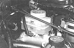  Уровень тормозной жидкости и жидкости привода сцепления Subaru Legacy
