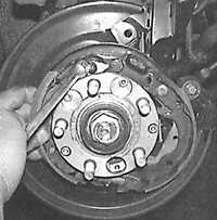  Замена тормозных колодок ручного тормоза на задних дисковых тормозах Subaru Legacy