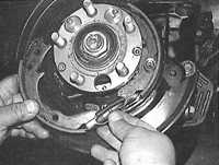  Замена тормозных колодок ручного тормоза на задних дисковых тормозах Subaru Legacy