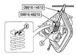 Использование инструмента для установки пружин клапанов 09916—14510, а также приспособления 09916—48210 для сжатия пружин клапанов (1) и снятия сухарей (2)