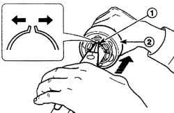 Разжатие стопорного кольца (1) и снятие внешнего шарнира (2) в сборе с вала привода