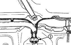 Снятие уплотнителя (1) троса стояночного тормоза