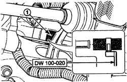 Отсоединение входного шланга (1) от модуля отопителя съемником DW100—020.