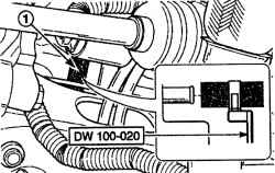 Отсоединение выходного шланга (1) от модуля отопителя инструментом DW100—020