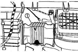 Направление снятия воздуховода (1), соединяющего модуль отопителя и модуль вентилятора на автомобиле без кондиционера воздуха