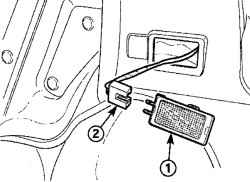 Снятие плафона багажника (1) и отсоединение от него электрического разъема (2)