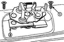 Расположение винтов (1) и прокладки (2) для регулировки положения фиксатора двери багажника вверх/вниз