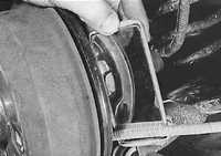  Проверка задних тормозных колодок Ford Escort