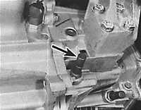  Проверка уровня масла в механической коробке передач Ford Escort
